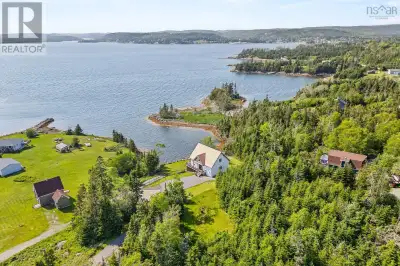 Are you in the market for your very own natures retreat and a well built custom designed home? You a...