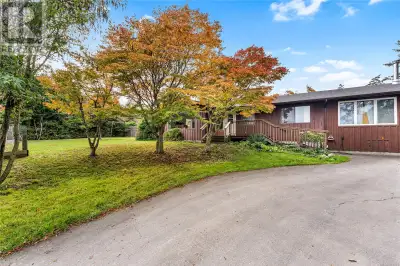 Long term tenants have just moved out! Freshly painted and cleaned. Move-In Ready! Enjoy one-level l...