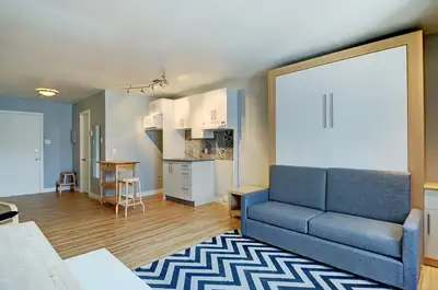 Appartement à aire ouverte entièrement meublé situé au cœur du Vieux-Québec, au coin de la rue Ste-A...