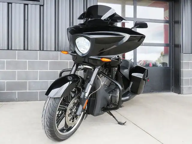 2014 Victory Motorcycles Cross Country 8-Ball Gloss Black in Street, Cruisers & Choppers in Cambridge - Image 5