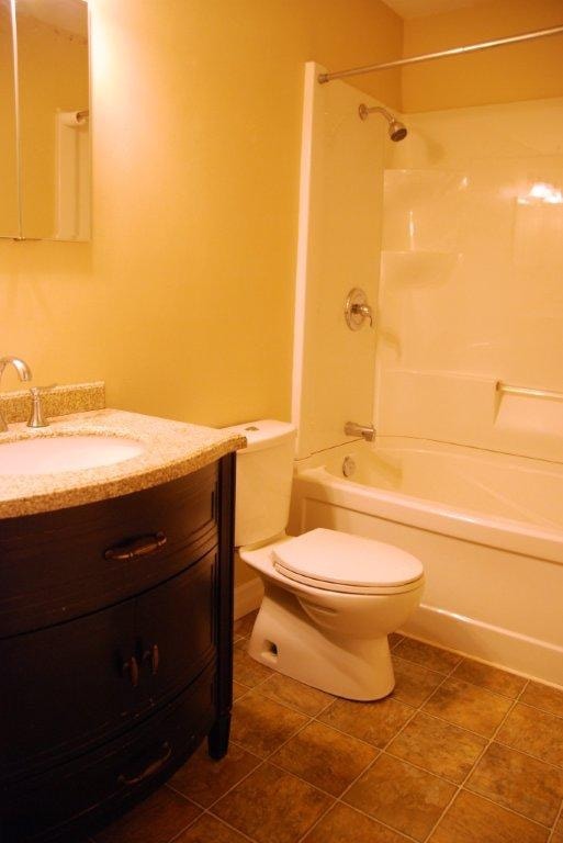 ** 3 FREE Parking Spaces**  Family Friendly *Monthly Lease 4
