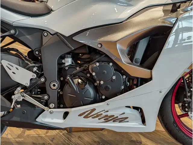 2025 Kawasaki Ninja ZX-6R // Pearl Robotic White/Metallic Graphi in Sport Bikes in Winnipeg - Image 7