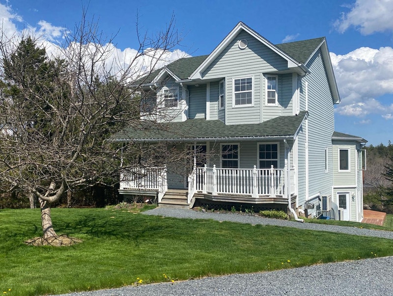 MAY 1st STUNNING FAMILY HOME LAKE + HOT TUB HAMMOND PLAINS Long