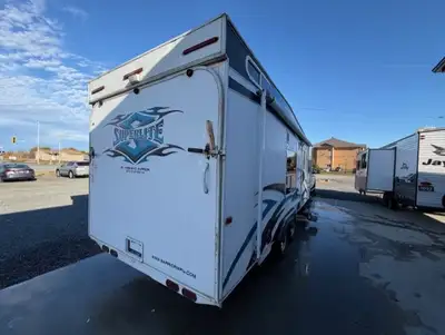 * 2009 WILDWOOD WEEKENDER 2100FK * TOY HAULER * ELECTRIC BEDS * NO SLIDES * FRIDGE WORKS GREAT * FUR...