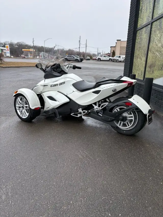 2014 CAN-AM spyder RS in Sport Touring in Lévis - Image 4