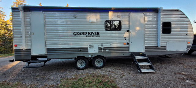 2021 26'FOREST RIVER 26DBS-BUNKS-SLEEPS9-LITE 2444 KG-NICE CLEAN in Park Models in Brantford - Image 3