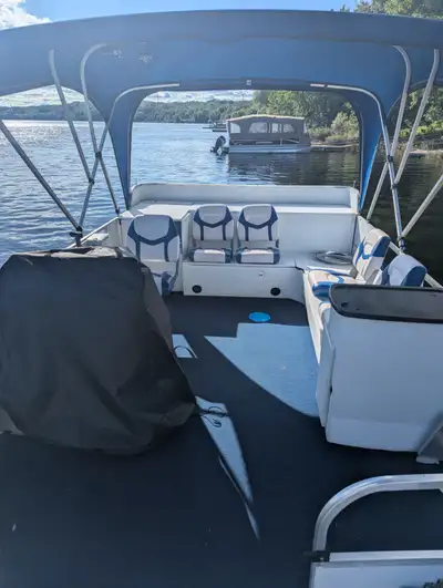 Ponton de 22 pieds avec remorque Moteur Yamaha 50 forces 4 temps démarre au quart de tour. Moteur él...