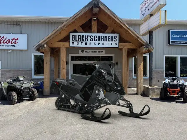 2027 Polaris 650 Indy xc 137 7S Black 650 Indy xc 137 7S Black in Snowmobiles in Ottawa - Image 2