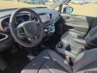 This Chrysler Pacifica has a dependable Regular Unleaded V-6 3.6 L/220 engine powering this Automati... (image 6)