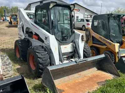 2011 BOBCAT S850 CAB, HEAT, AIR, 2-SPEED, AIR RIDE SEAT, TIER 3, HYDRAULIC Q-TACH, AND MORE... 4160...