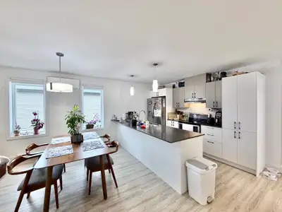 5 1 2-5 1/2-5 et demi-5 and half-3 beds-3 bedrooms-3 chambres-Longueuil-WiFi included-Stationnements...
