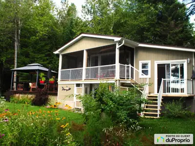 Havre de paix situé sur le lac des Grandes Baies avec 100 pieds de rivage. Terrain de 19 100 pieds c...