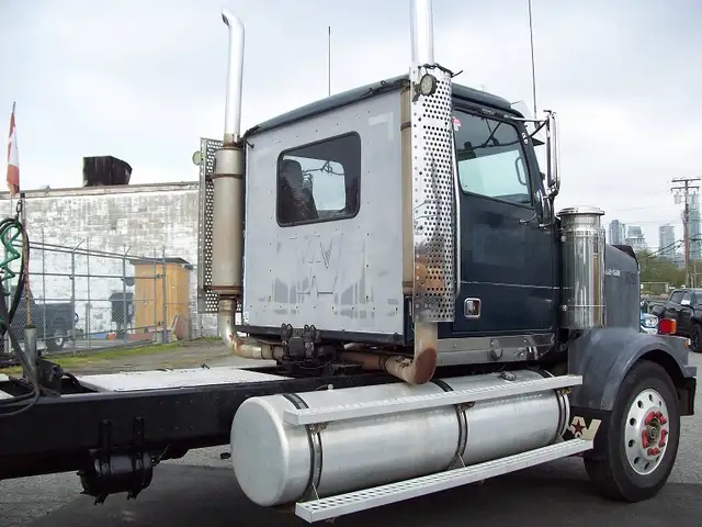 2000 Western Star 4964 FX Daycab in Heavy Trucks in Burnaby/New Westminster - Image 5