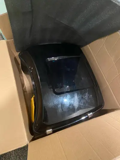 NEW IN THE BOX !!! Colour : Vivid Black Wide Suitability - Harley tour pack is a great storage optio...