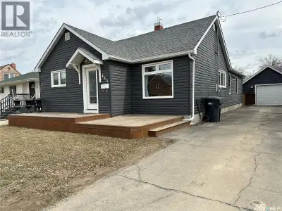Beautifully updated 1,371 sq ft bungalow offering 3 bedrooms and 3 bathrooms. The open-concept layou...