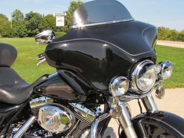 2005 Harley-Davidson FLHTC Electra Glide Classic in Sport Touring in Leamington - Image 5