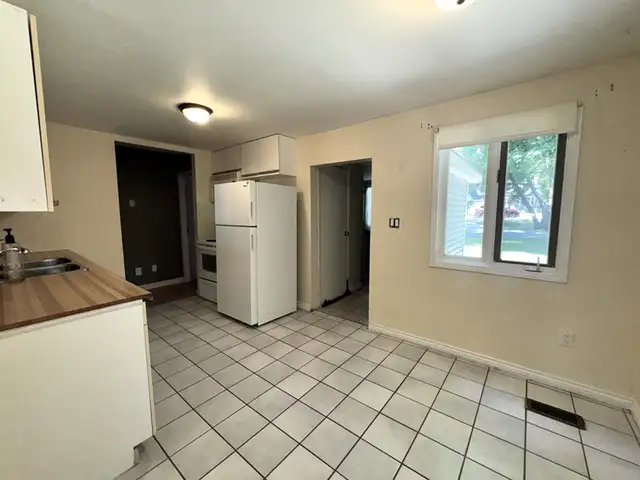 Cozy 2 Bed, 1 Bath Bungalow Near Downtown in Long Term Rentals in Barrie - Image 8