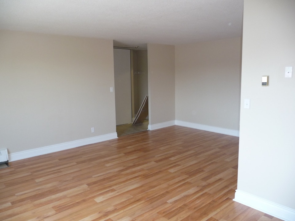 BEAUTIFUL 3 BEDROOM IN NIAGARA FALLS (UTILITIES INCLUDED) 3
