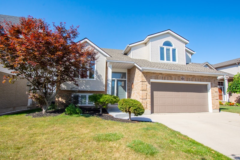 4 Bedroom House in Niagara Falls with a Pool!! Long Term