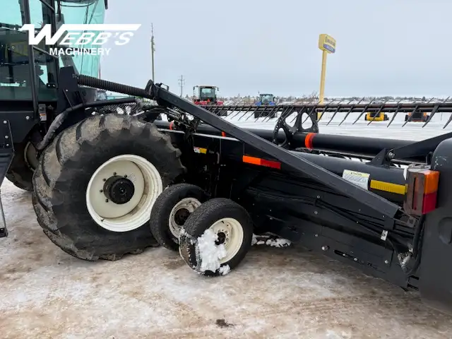2010 Macdon M150 WINDROWER - SWATHER in Farming Equipment in Saskatoon - Image 16