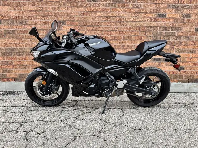2020 Kawasaki Ninja 650 ABS **ONLY 2,000 KM** in Sport Bikes in Markham / York Region - Image 3
