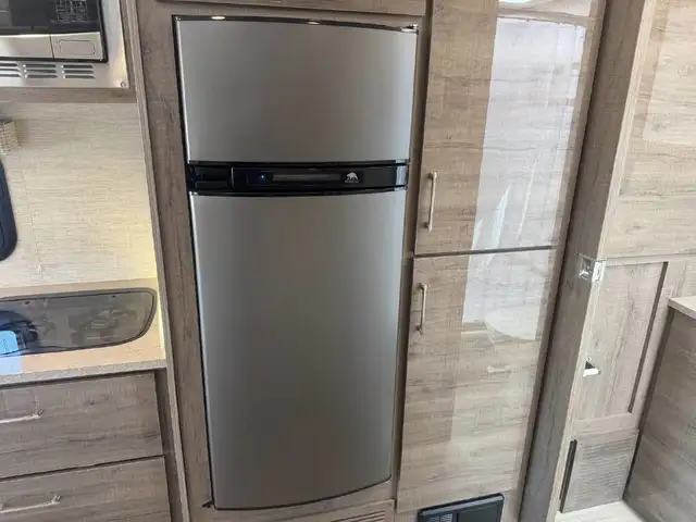 2023 Jayco Melbourne Prestige 24RP 1 extension + full paint et m in RVs & Motorhomes in Laval / North Shore - Image 12