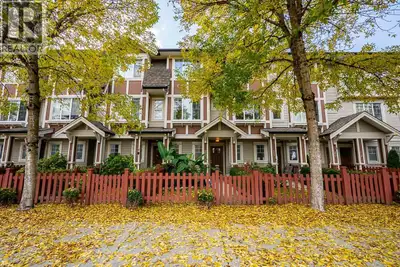 Welcome to this sleek and contemporary townhouse in the highly desirable Albion neighborhood of Mapl...