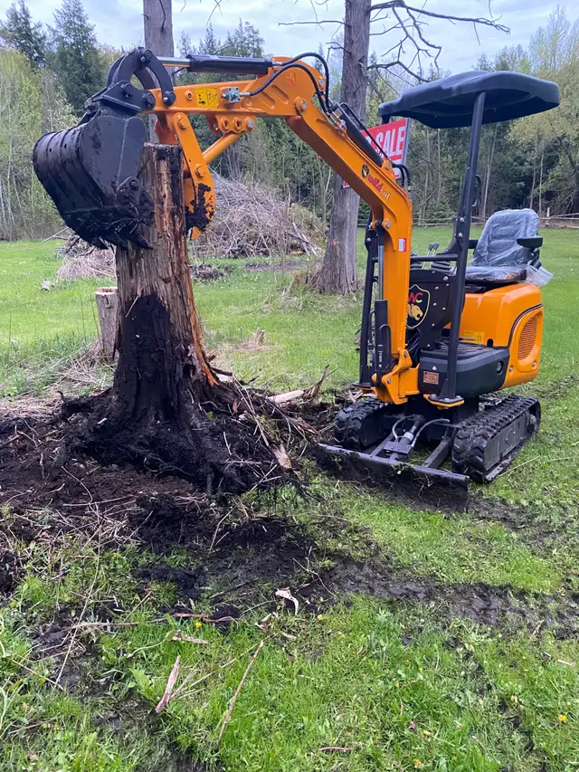 Mini Excavator with 13.5HP Kubota diesel engine for sale in Other in City of Toronto - Image 4