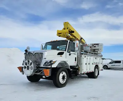 2009 International 7400 Bucket Truck Mileage: 164,443 km | Hours: 11,110 hrs Engine: DT466L (7.6L) T...
