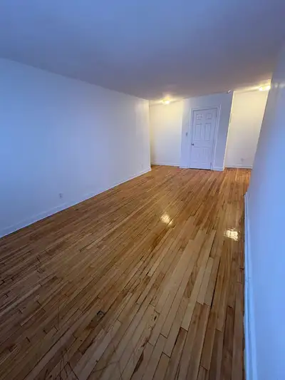 Quartier Notre-Dame-de-Grâce (NDG), à 5 minutes du campus Loyola de l'Université Concordia. Magnifiq...