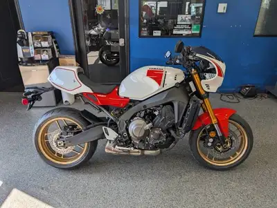 YAMAHA XSR 900 2025 PDSF : 14488.9$ Transport et préparation : 600.0$ Supplément logistique : 0.0$ R...