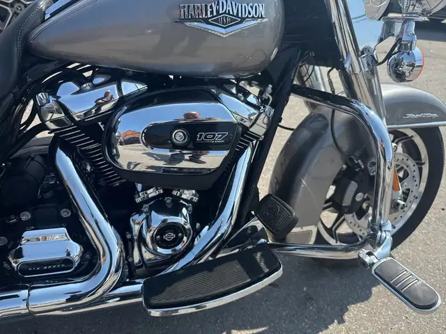 2017 Harley-Davidson Road King ~ VANCE & HINES ~ CANADIAN ~ 107C in Sport Touring in City of Toronto - Image 27