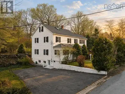 Tucked away on almost 15,000 sq ft lot on a quiet cul-de-sac in one of Bedfords most established nei...