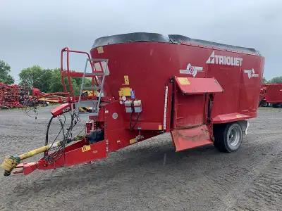 2018 TRIOLIET SOLOMIX 2 2000 ZK PULL TYPE TMR FEED MIXER STOCK# A107348 715 CUBIC FEET CAPACITY (575...