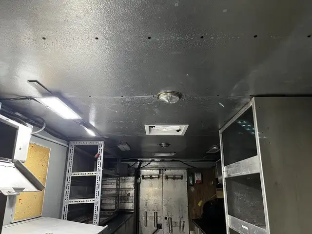 2005 Morgan Olson Workhorse 14 Foot Step Van with Shelving in Heavy Trucks in City of Montréal - Image 29