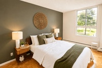 Located in Ottawa South, The Oaks offers excellent value and convenience, featuring an outdoor pool,... (image 2)