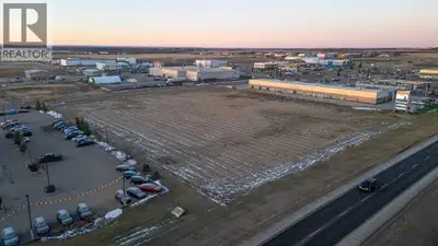 PRIME LOCATION ON GRANDE PRAIRIE’S BUSIEST THROUGHFARE HWY. 43 WITH EXPOSURE TO AN AVERAGE OF 22,000...