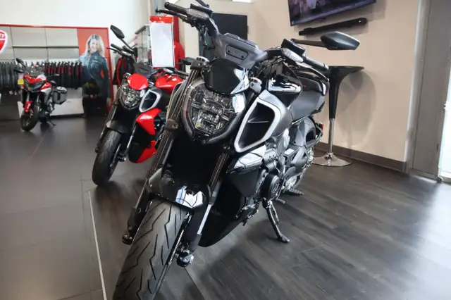 2025 Ducati Diavel V4 Thrilling Black in Street, Cruisers & Choppers in Edmonton - Image 6