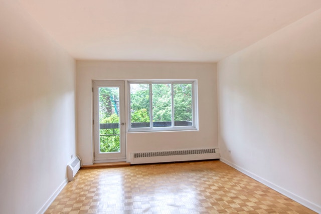 2400 Van Horne — photo 1
