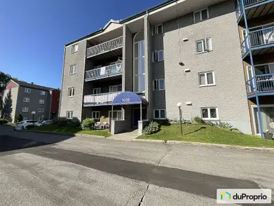 Superbe condo entretenu avec soin offrant trois chambres à coucher. Grâce à sa fenestration généreus...