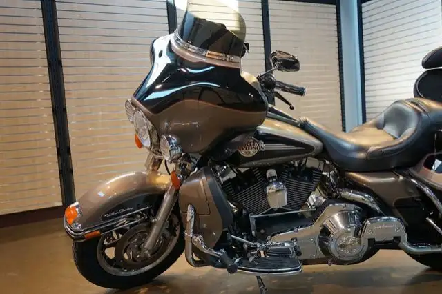 2005 Harley-Davidson Touring ULTRA CLASSIC ELECTRA GLIDE in Sport Touring in Lethbridge - Image 10