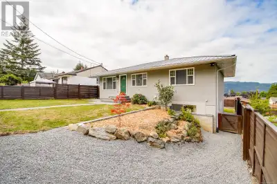 UPDATED LEVEL ENTRY HOME WITH SUITE - Welcome to this beautifully updated home in desirable South Po...
