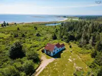 3bdrm, 1bth Century Farmhouse with Unobstructed Ocean Views