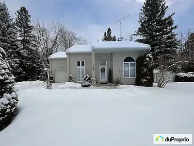 Magnifique maison avec garage entretenue avec beaucoup de soin et d'amour. Une belle terrasse, un gr...