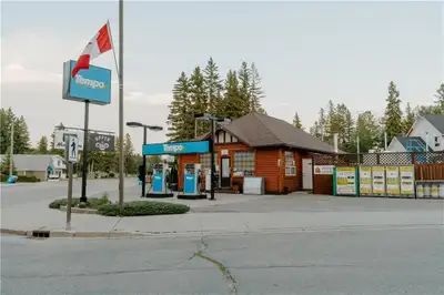 R36//Clear Lake/WELCOME TO THE PEACE, SERENITY AND CRYSTAL WATERS OF CLEAR LAKE IN BEAUTIFUL RIDING...