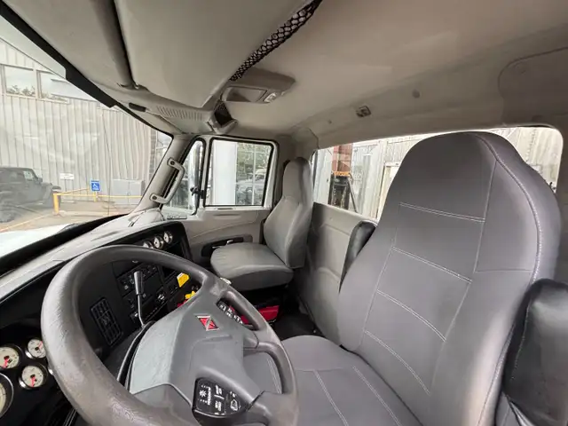 2016 International Prostar Daycab, Cummins engine, 18spd Manual in Heavy Trucks in Saskatoon - Image 8