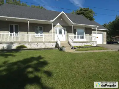 Rare sur le marché! Découvrez cette magnifique maison unifamiliale avec 5 chambres à coucher (dont 2...