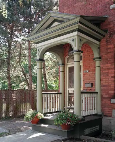 Two (2) Bedroom + Den Apartment – Market Area on Quiet Street