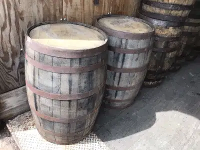 Barils de bois antique (lettré sur le dessus), View more