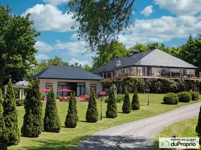 Situé à seulement 15 minutes du centre-ville de Québec, ce domaine de 16 hectares représente un inve...
